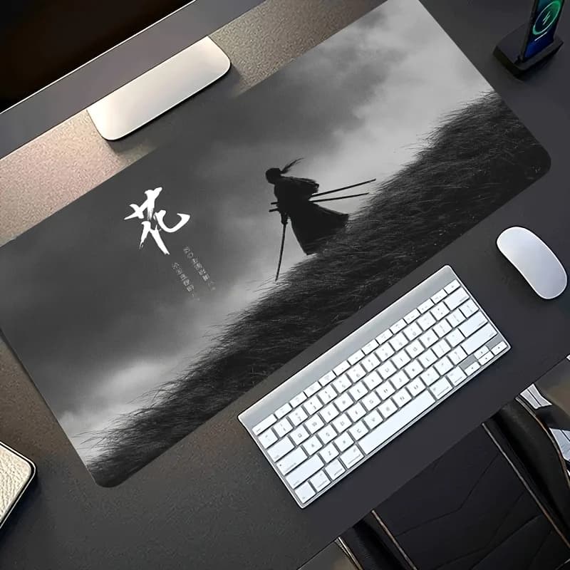 Un grande tappetino per mouse da gaming con un design a silhouette di samurai in bianco e nero, con base in gomma antiscivolo e lavabile.