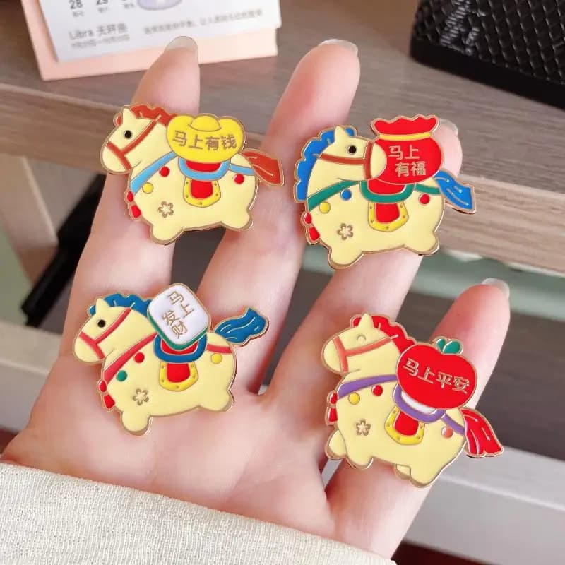 1/4 Pezzi Spilla a Forma di Cavallo Zodiacale Cartone Animato, Distintivo Anno del Cavallo 2026, Spille per Zaino da Donna, Decorazione Abbigliamento, Accessori Regalo