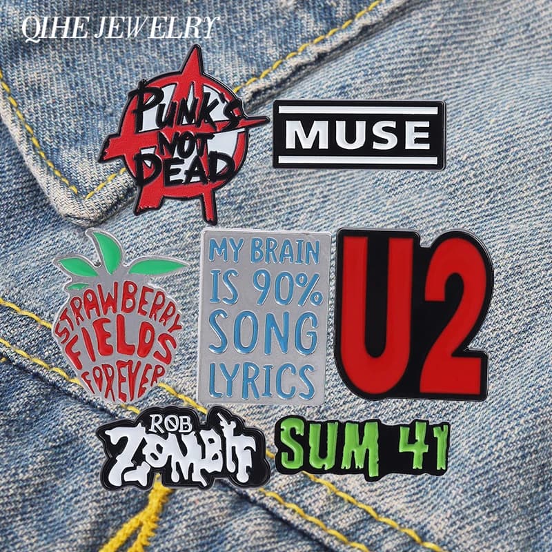 Spilla in smalto Rock Punk Band, Spilla 'Punk's Not Dead' e 'Strawberry Fields Forever', Distintivo da bavero per zaino, Gioiello pop, Regalo per fan e amici