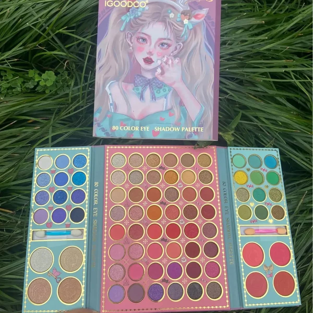 New built-in make-up palette with 80-color matt sparkle