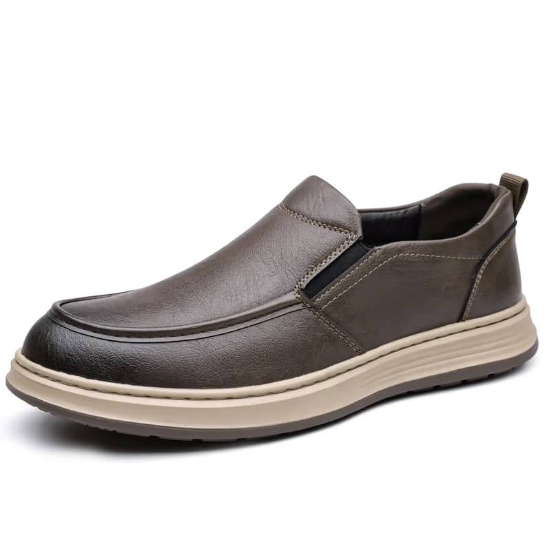 Mocassini Uomo Primavera Estate 2026 Nuovi Arrivi Tinta Unita Moda Casual Scarpe in Pelle Suola Morbida Antiscivolo Designer
