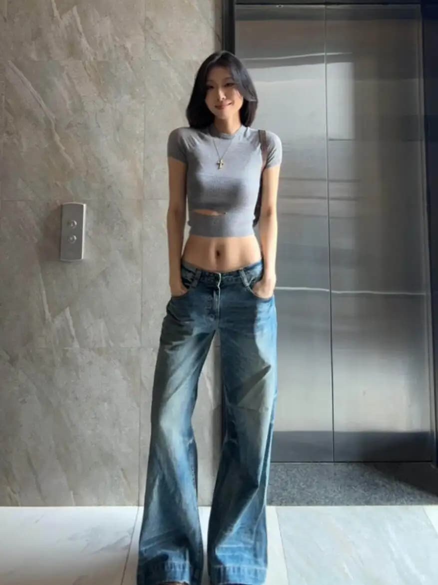 T-shirt grigia slim fit da donna, nuovo design estivo corto, top intimo casual universale per ragazza, stile casual.