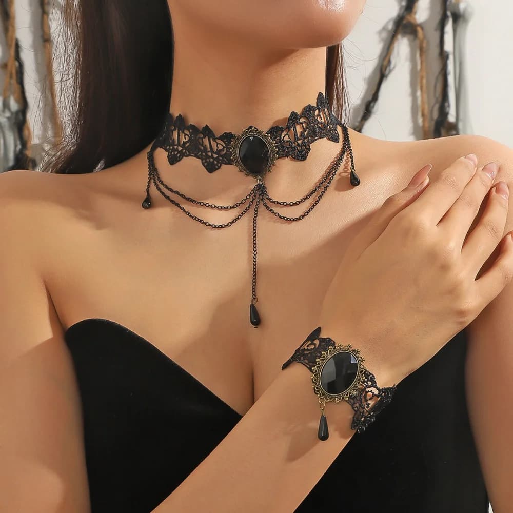 Set di gioielli gotici Set di braccialetti con orecchini e collana girocollo in pizzo cavo Elegante set di gioielli con teschio rosa per regali di Halloween per il vestito