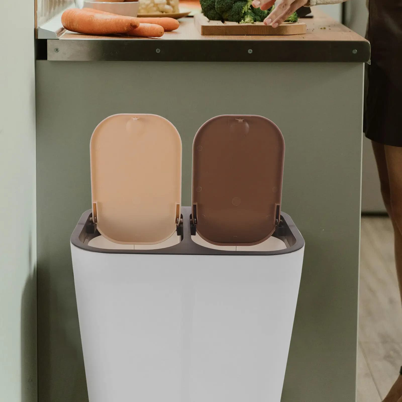 Plastic Trash Can Double Compartment Kitchen Garbage Container Food Waste Bin Wet Dry Trash Bin Recycling Dual Trashcan Stable