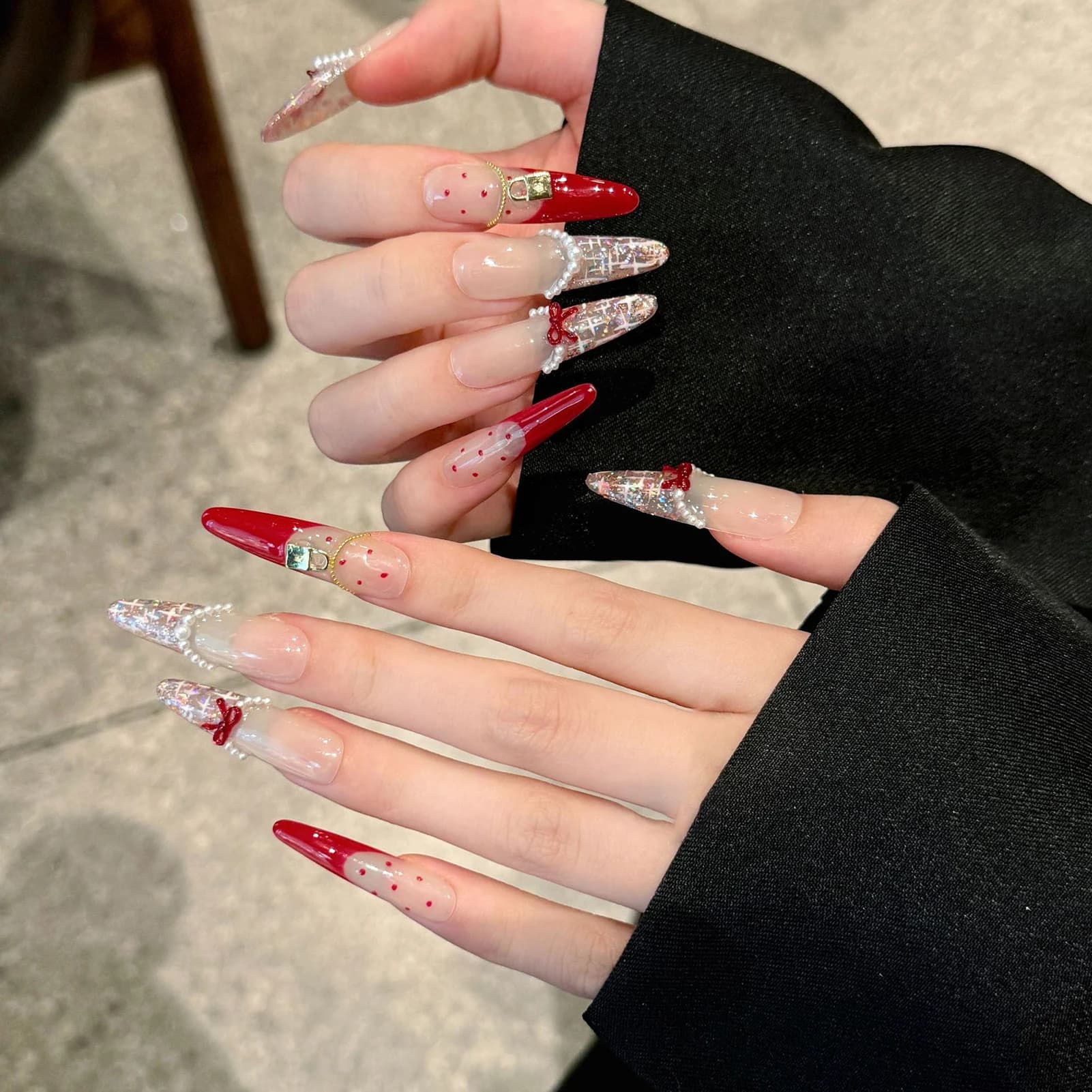 Stampa ovale lunga fatta a mano sulle unghie Dolce fiocco rosso Unghie finte francesi Copertura completa Indossabile Paillettes lucide Punte per unghie finte carine coreane