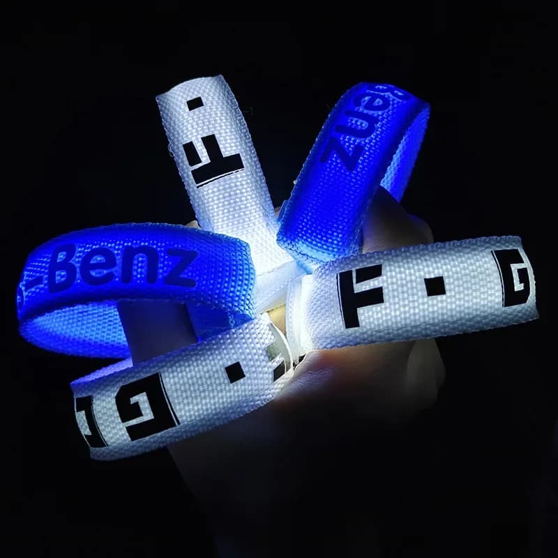 Braccialetto LED Bianco Personalizzato per Concerti, Feste, Bar, Cinturino da Polso Luminoso Sportivo con Velcro, 100/1000 Pezzi/Lotto
