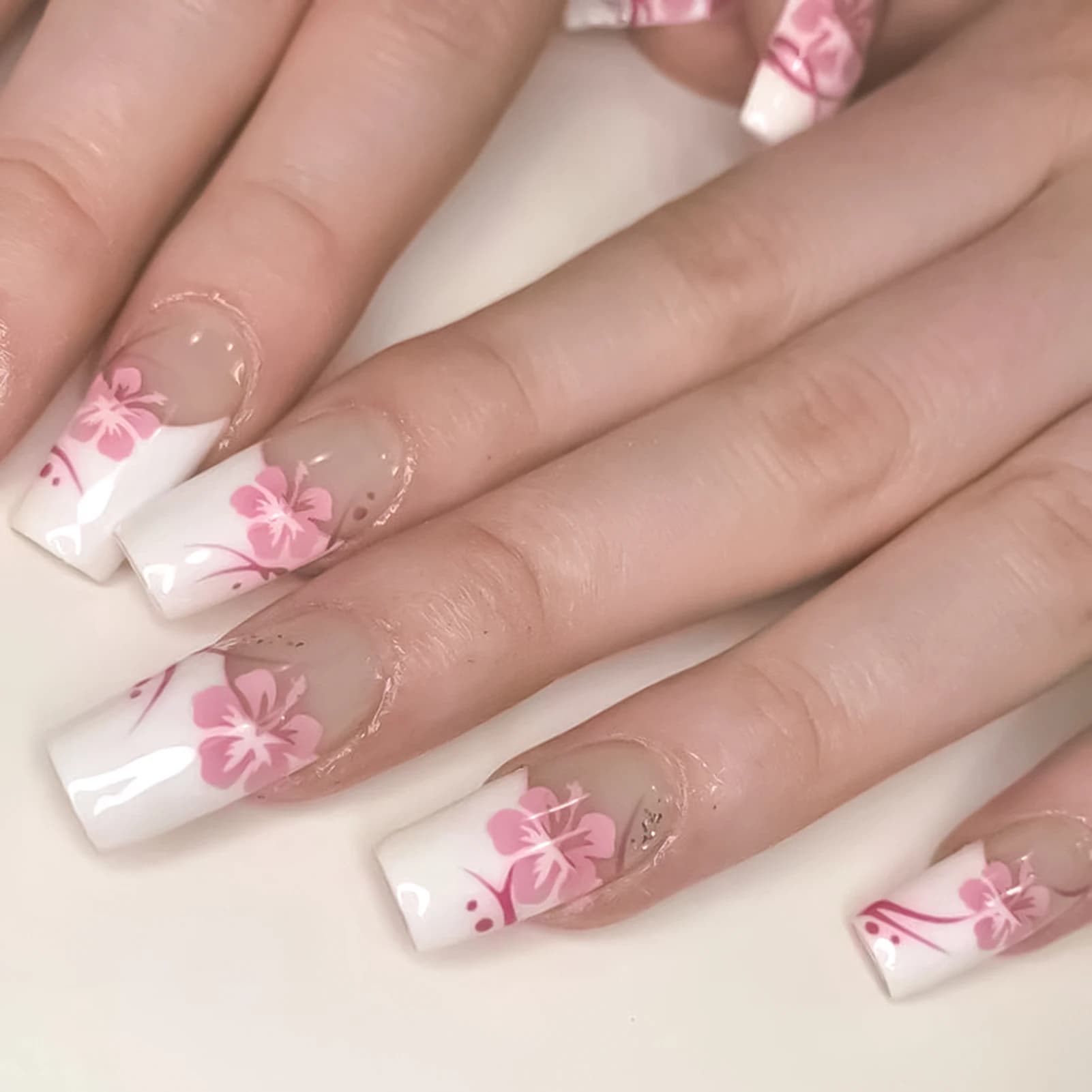 Ciondoli per ragazze dolci Unghie finte 24 pezzi Stampa francese bianca sulle unghie Fiore rosa stampato Bara di media lunghezza Unghie finte Art