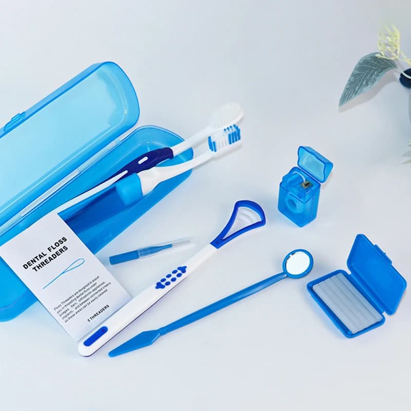 Set da 8 Pezzi per Igiene Dentale: Kit Spazzolini Multicolore, Strumento per la Pulizia dei Denti con Cera, Sacchetto a Rete, Spazzolino Interdentale Pieghevole, Filo Interdentale e Cera