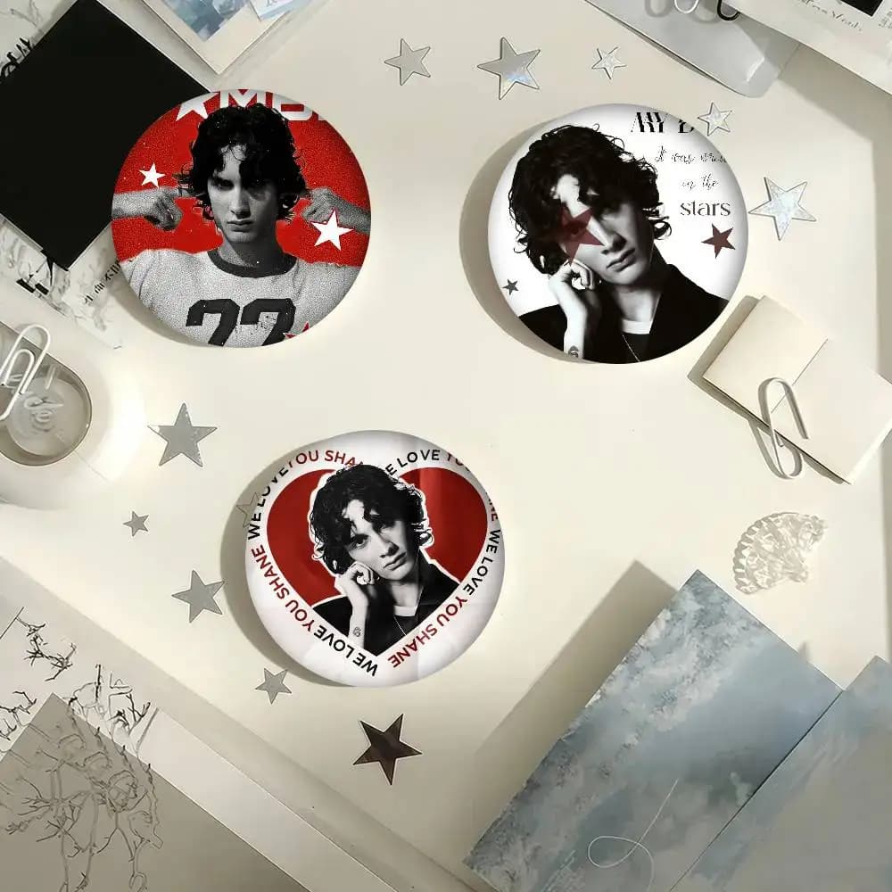 Spilla da bavero Singer Sombr Back To Friends, stile anime e cartone animato, graziosa, per giacche e jeans, accessorio regalo