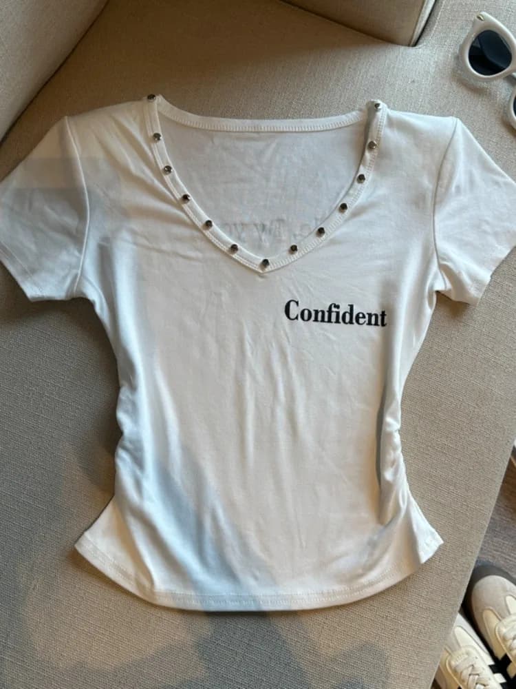 T-shirt bianca con scollo a V e rivetti, a maniche corte, da donna, nuovo stile estivo, sexy, unica, con pieghe laterali, top corto per ragazze giovani