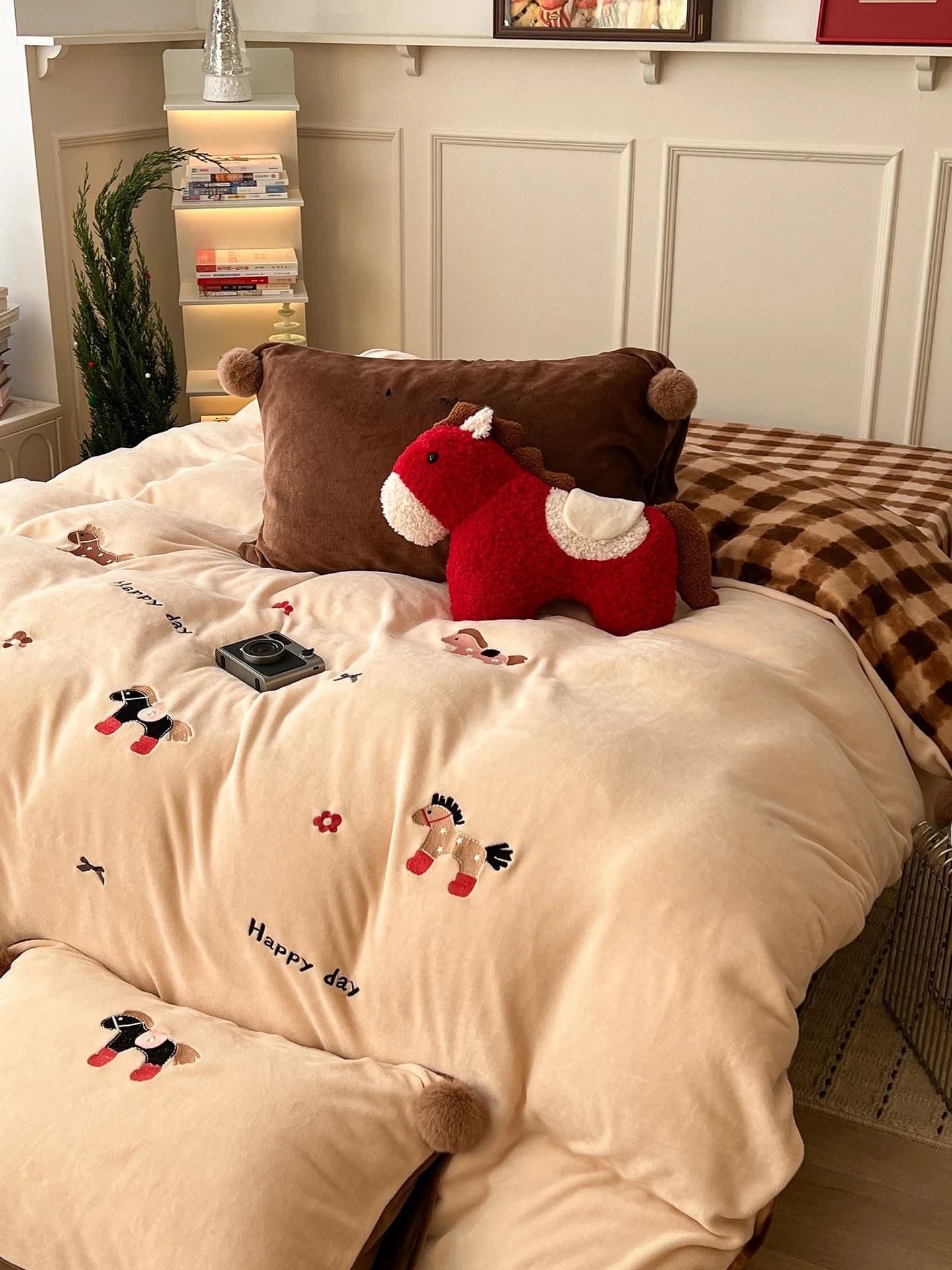 Thick Coral Velvet Bed Linen Set, Hot Winter Cover with Ball Pattern, Three or Four Pieces