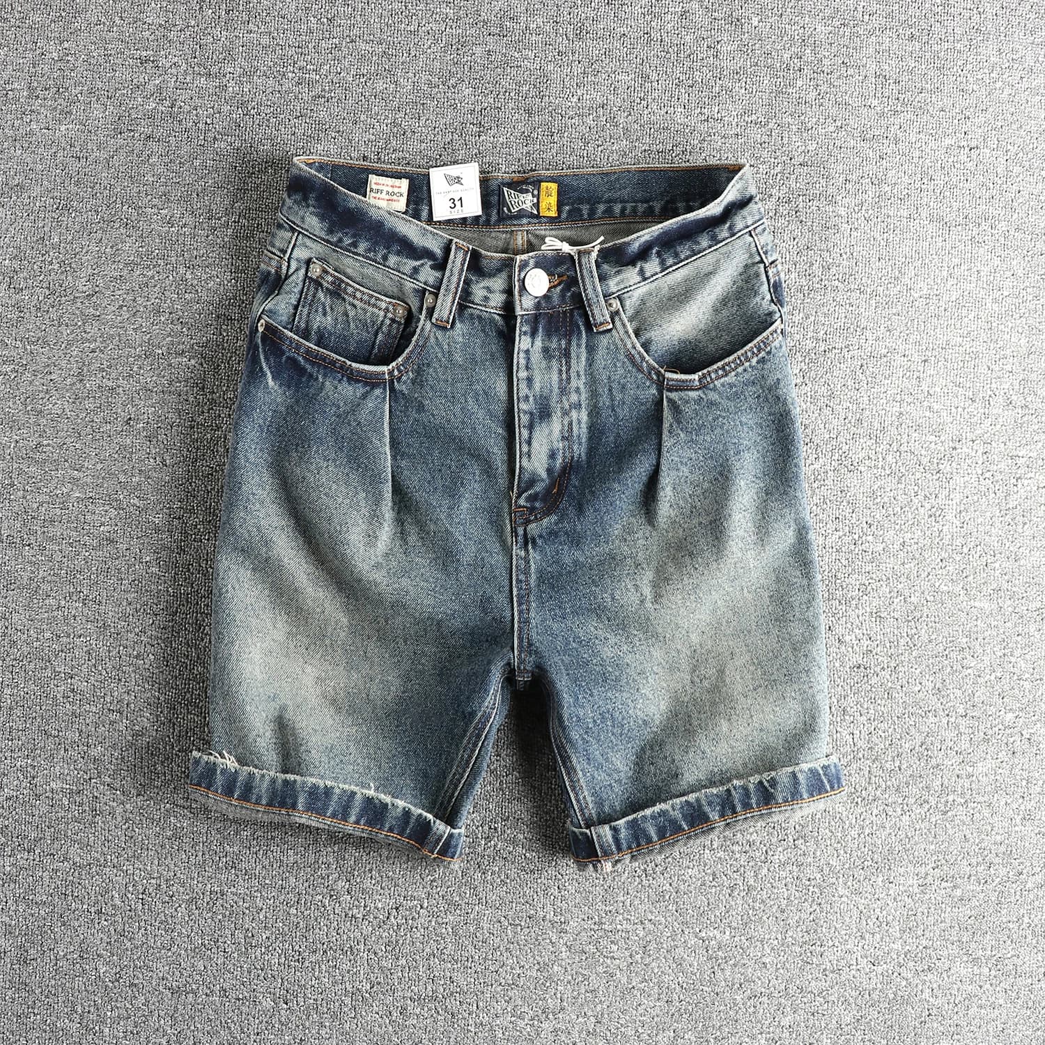 Lavaggio a terra del lievito blu vintage per realizzare vecchi pantaloncini di jeans da uomo estivi di tendenza americana, pantaloncini larghi per giovani