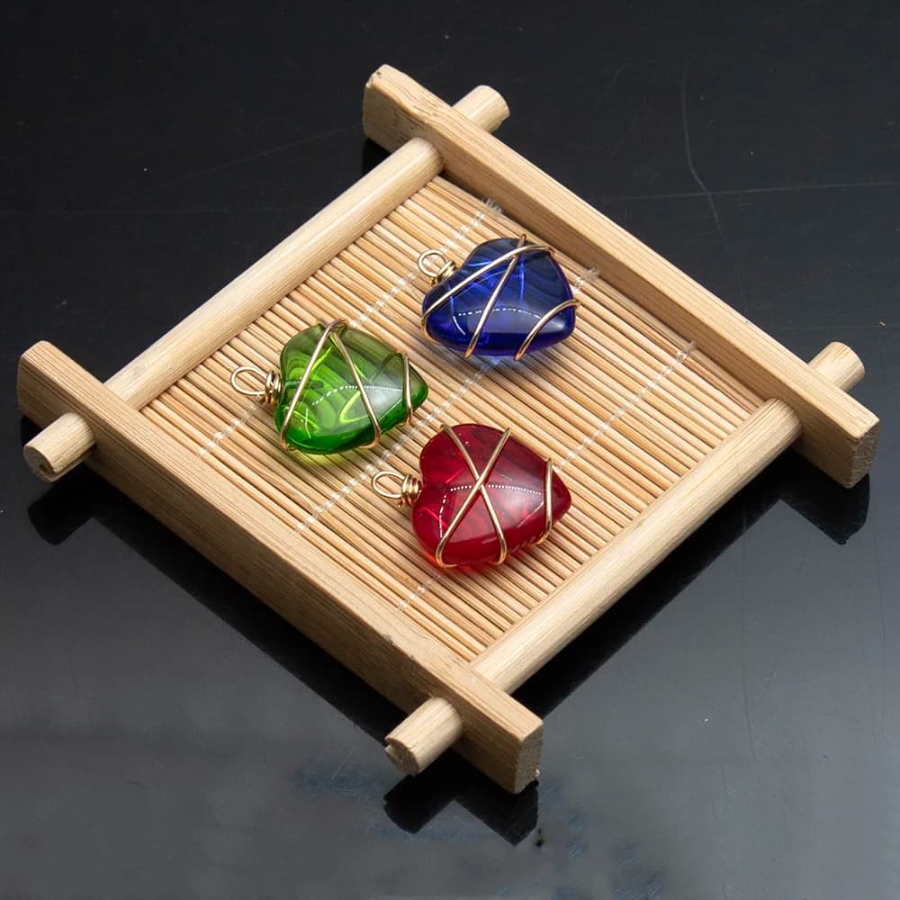 20x25mm 1PC Collana con pendente in cristallo di pietra naturale con avvolgimento in filo dorato per le donne Accessori fai da te con pendolo in pietra a forma di cuore adorabile