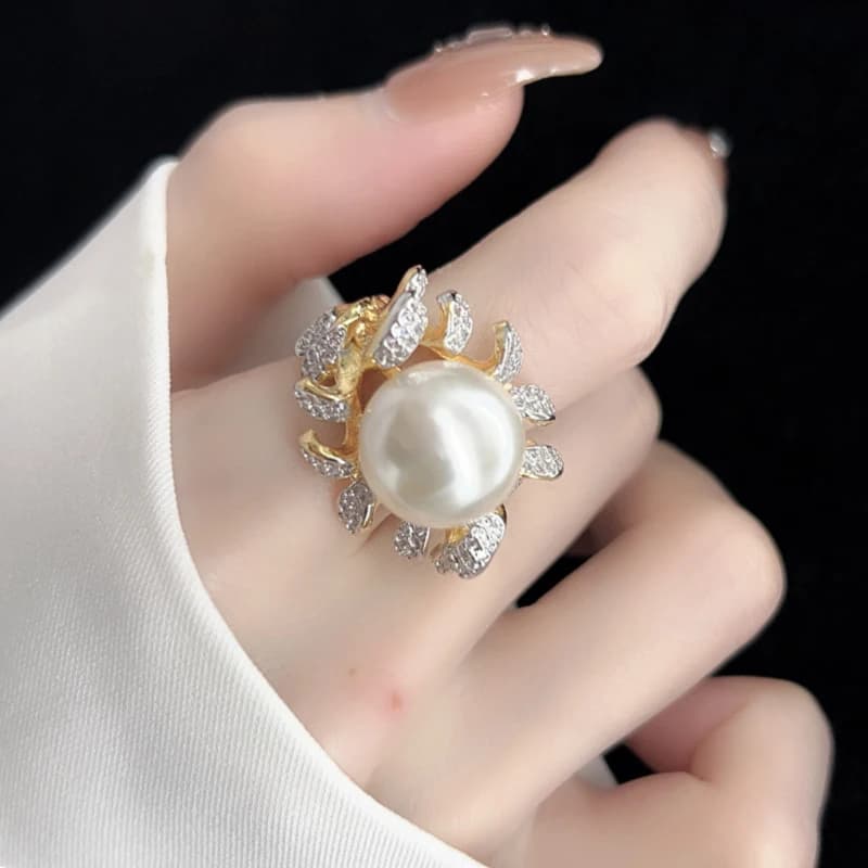 New in High-end Floral Pearl Rings for Women Light Luxury and Elegant White Round Beads Ring Adjustable Wedding Banquet Jewelry