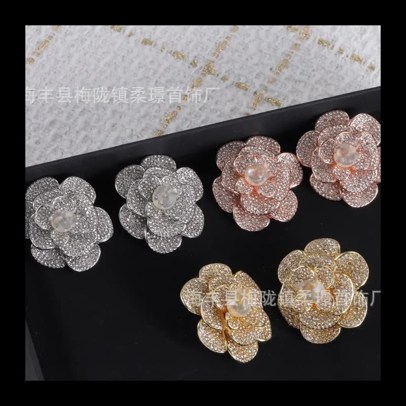 Orecchini a bottone con piccola collana Fragrante nonna Versione alta Camelia Orecchini a bottone con collana squisita ed elegante