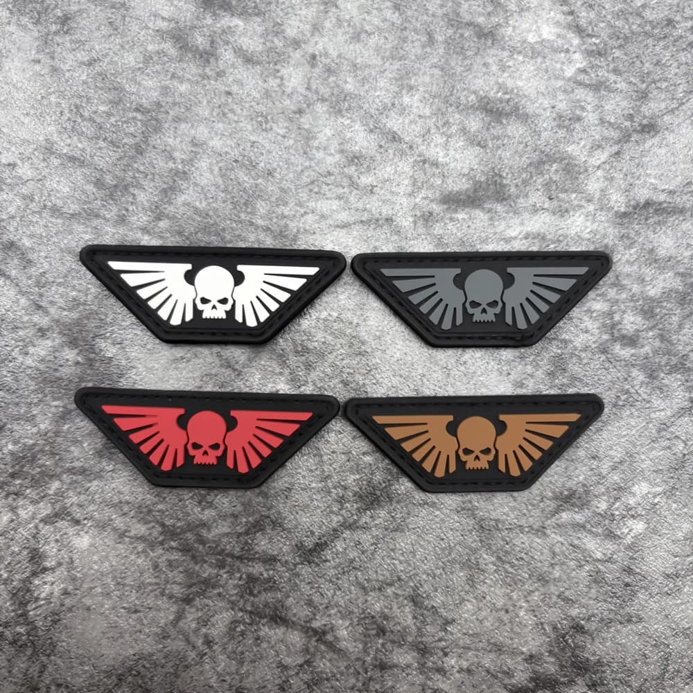 Patch in PVC con motivo teschio a doppia ala, distintivo in gomma morbida con effetto fosforescente, chiusura a strappo sul retro, adatto per borse, zaini, gilet e decorazioni per abbigliamento, adesivi e toppe ricamate
