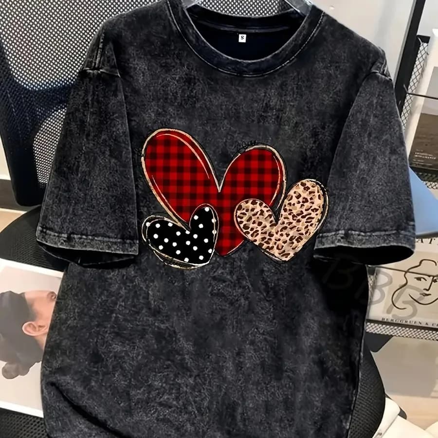 【Nuovo stile】 Questa maglietta presenta un design unico con stampa leopardata a quadri e pois, realizzata in tessuto lavato al 100% da 180 g. Il