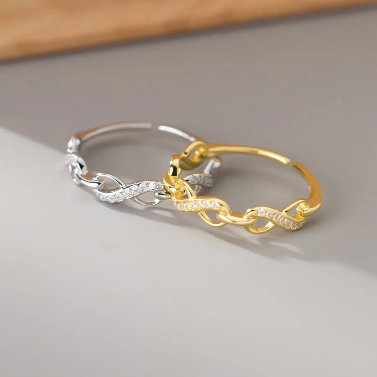 Anello a Catena Moda Amore Infinito, Design Intrecciato a Forma di 8, Anello Aperto da Dito, Lusso Leggero, Nuovi Gioielli 2026 per Donna, Uso Quotidiano e Feste