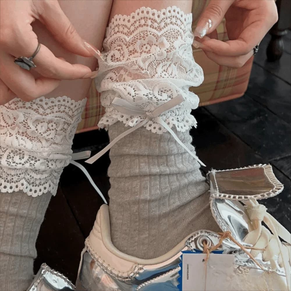 A Pair Sweet Lace Edge JK Socks Bow Decoration Comfortable Mid Tube Socks Breathable Slouch Style Calf Socks Autumn and Winter