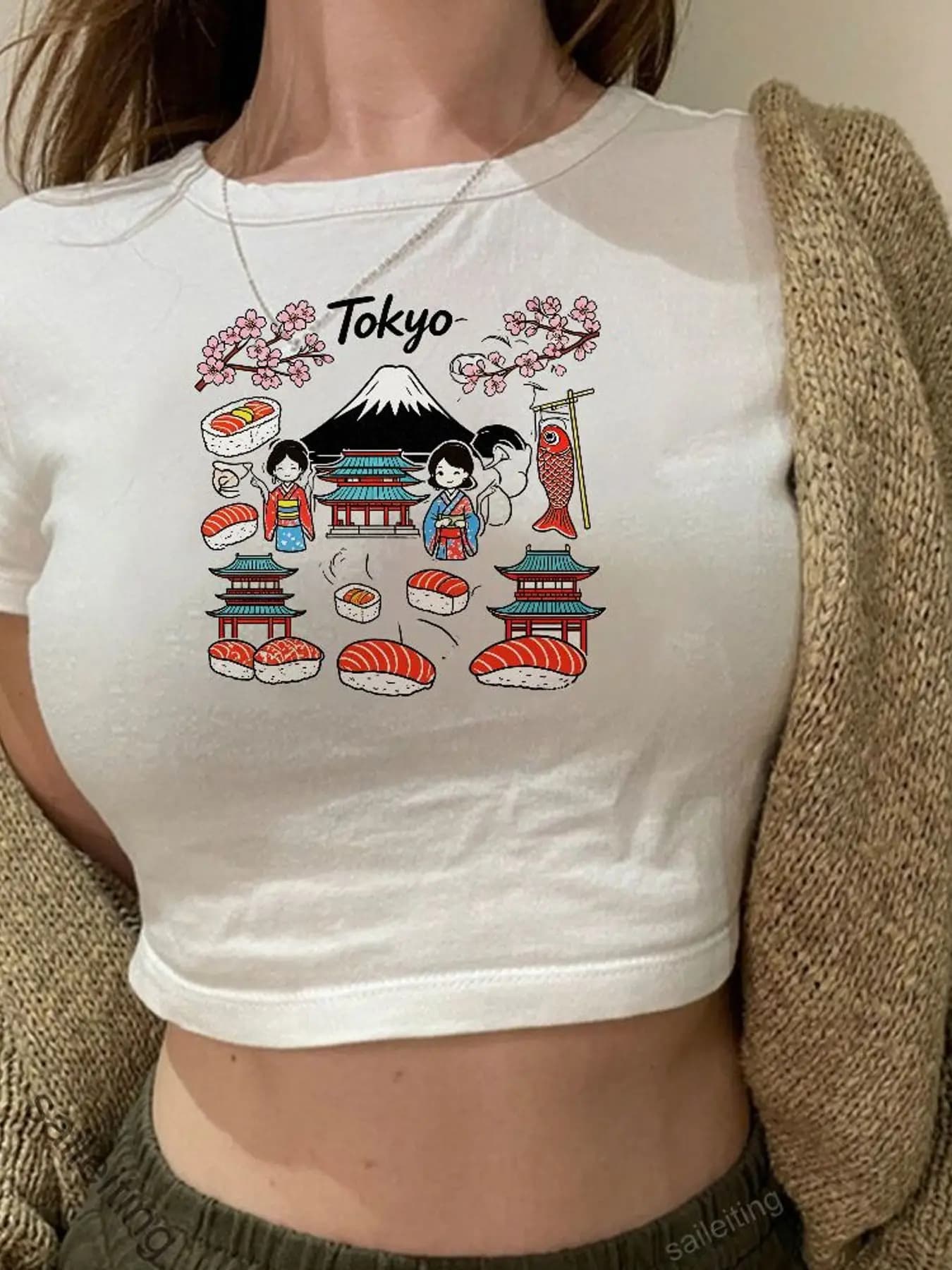T-shirt corta nera da donna Tokyo Mount Fuji Cherry Blossom Sushi Kimono Koinobori con stampa grafica della cultura pop giapponese