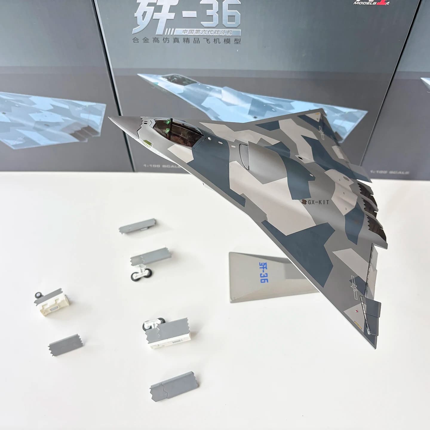 Modellino Aereo da Caccia Cinese AF1 J-36 di 6a Generazione in Scala 1/100, con Rivestimento Effetto Crepa, in Lega, Giocattolo da Collezione, Regalo
