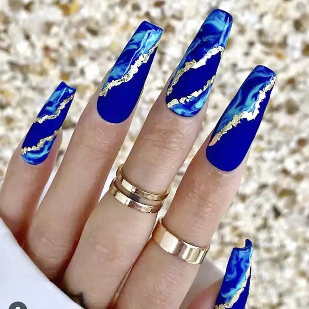 Nuova Collezione 2026 di Nail Art Minimalista: Design con Lamina d'Oro e Fiamma Blu Profonda, 24 Punte per Unghie Rimovibili