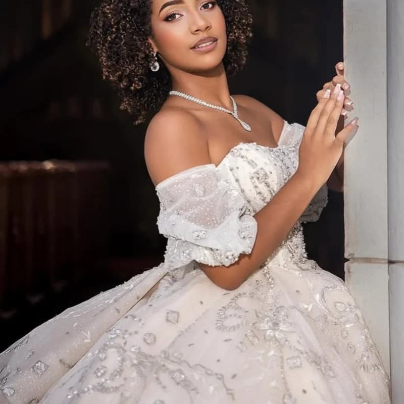 Abiti Quinceanera bianchi personalizzati con spalle scoperte decalcomania di cristallo Tull di pizzo Coda lunga Fiocco Vestido 15 Quinceanera