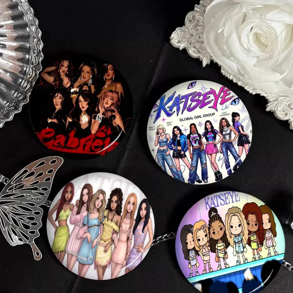 Spilla in latta fatta a mano K-Pop Hot Girl K-KATSEYE 58mm con icona anime carina, per zaino, vestiti, ornamento per il petto, regali