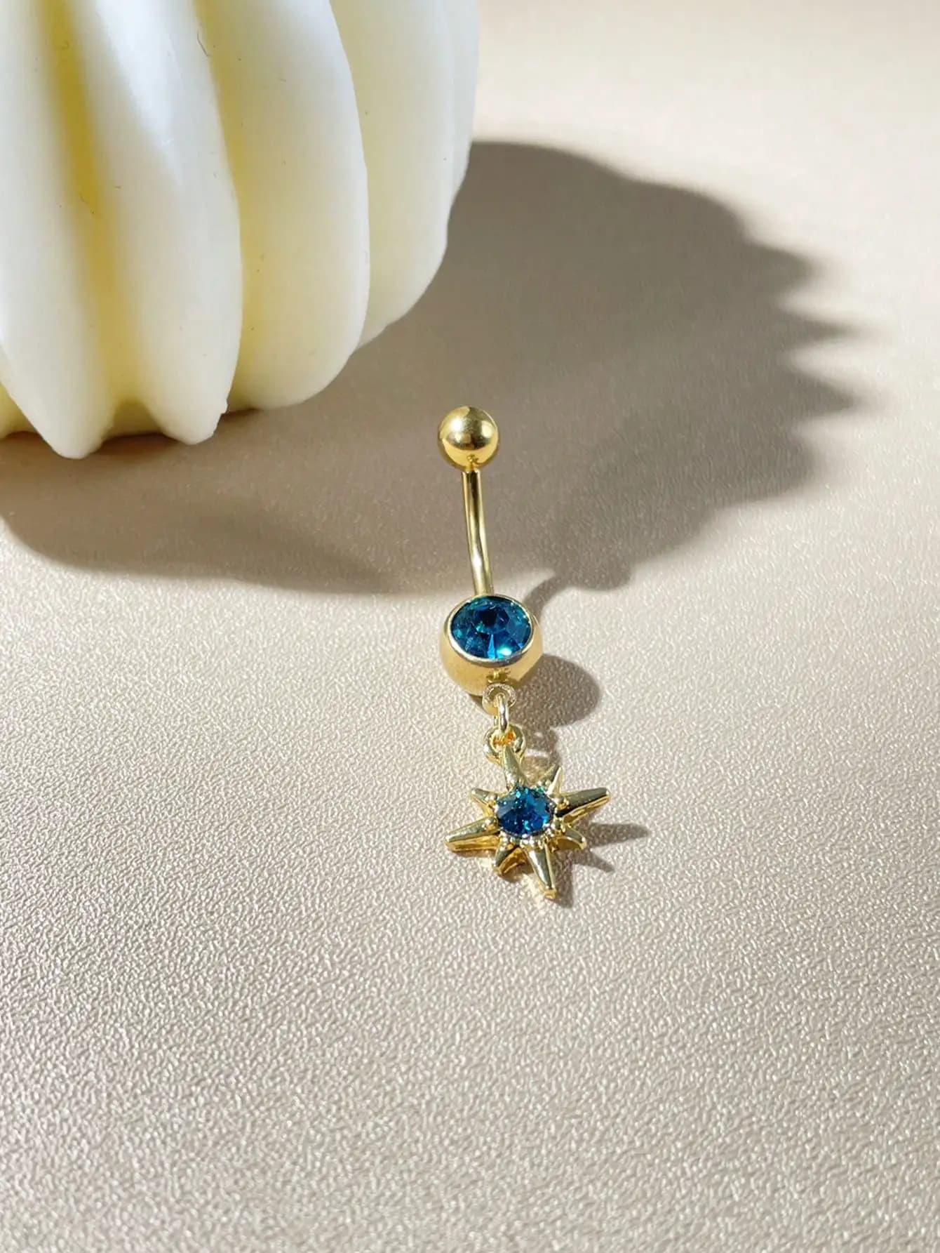 Anello per ombelico in acciaio inossidabile color oro con pendente a stella a 8 punte con strass blu