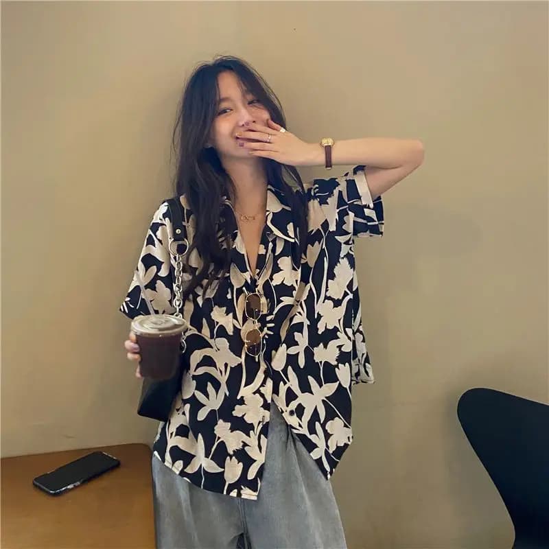 Nuova Camicia Estiva Stampata, Top Largo a Maniche Corte con Scollo a V, Blusa Versatile Giovanile, Abbigliamento Casual Femminile alla Moda