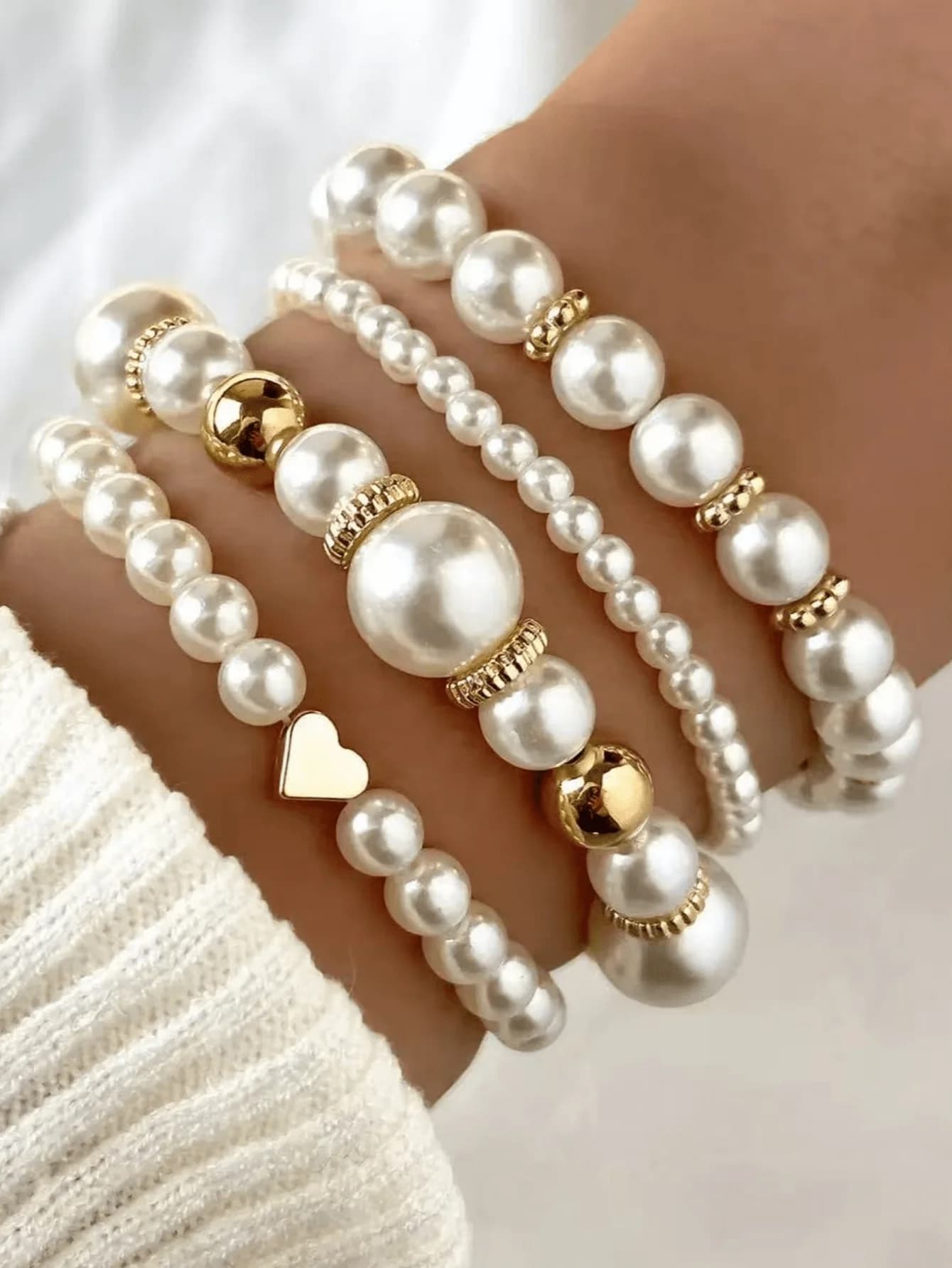 Set di braccialetti a strati in stile vintage da 4 pezzi con perle finte, perline dorate e ciondolo a cuore per donna