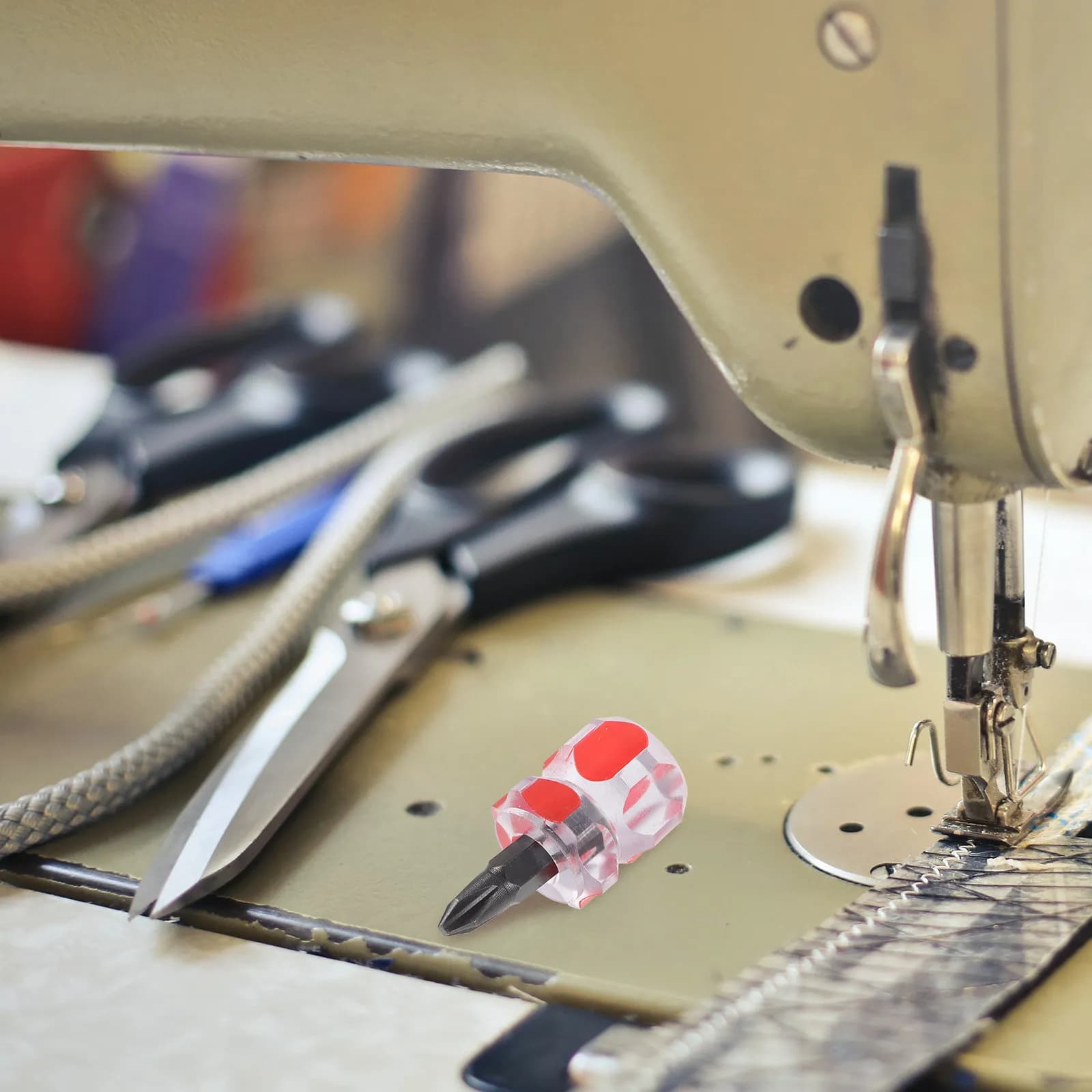 Kit di Riparazione per Macchine da Cucire, Include Cacciavite Angolato per Manutenzione, Pulizia e Rimozione Fili