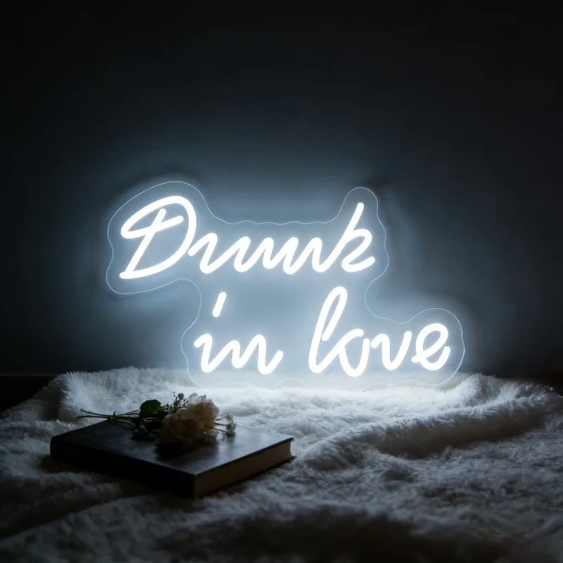 Insegna al Neon 'Drunk In Love' Luce Notturna LED USB Regalo per San Valentino e Anniversario Lampada Decorativa per Camera da Letto e Soggiorno