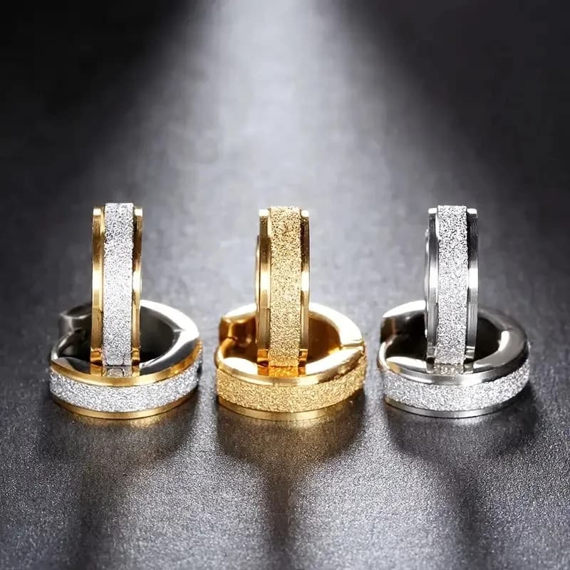 2pcs 316L acciaio inossidabile moda uomini e donne opaco oro/argento/nero circolo fibbia cerchio orecchini gioielli giornalieri festa