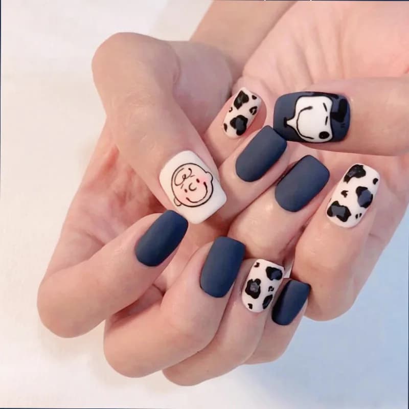 Nuove Unghie Finte 2026 con Motivo Mucca Blu e Bianco - Nail Art Carina e Giocosa da Indossare