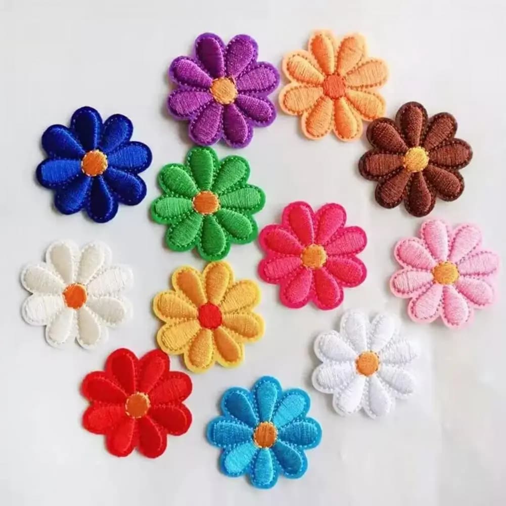 12 Pezzi Toppe Floreali Termoadesive Ricamate a Margherita, Applicazioni Floreali da Cucire per Giacche, Borse, Cappelli, Jeans, Riparazioni Fai-da-te e Decorazioni