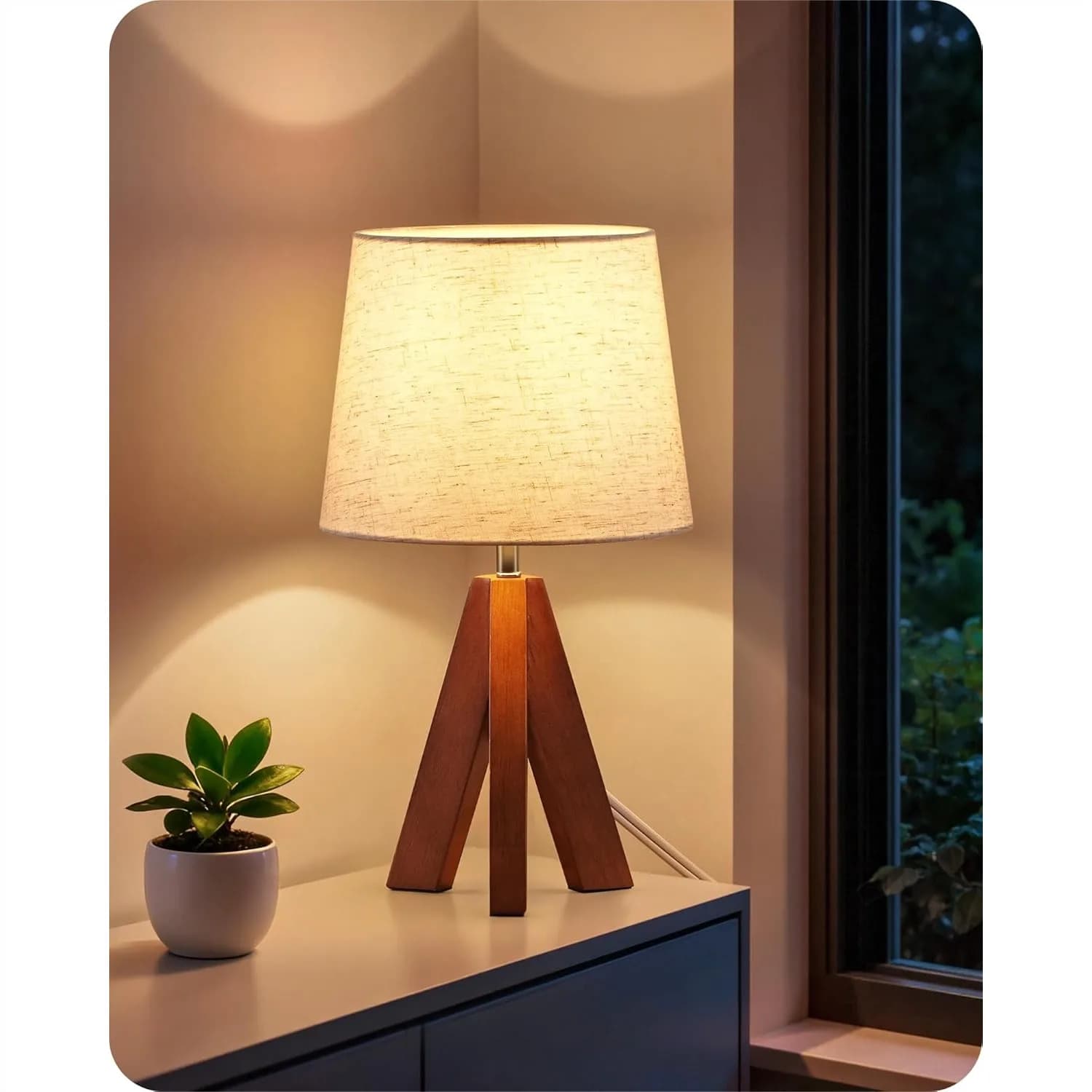 Lampada da Tavolo con Treppiede da 14,6 Pollici con Paralume in Lino Beige, Lampada Moderna da Comodino per Camera da Letto e Soggiorno, Attacco E26, Base in Legno Scuro