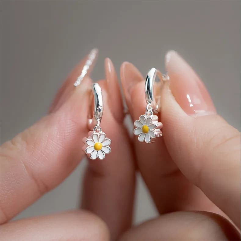 Korean version of fashion Mori ins wind small daisy earrings ear buckles sweet flower earrings women's temperament floral earrings