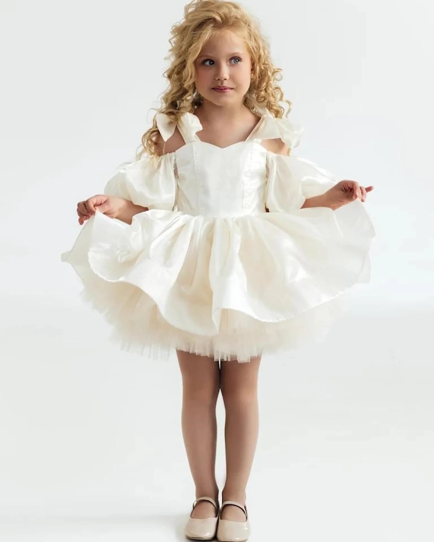 Abito da ragazza di fiore avorio elegante personalizzato per abiti da ballo per la prima festa di compleanno per bambini in raso al ginocchio da sposa