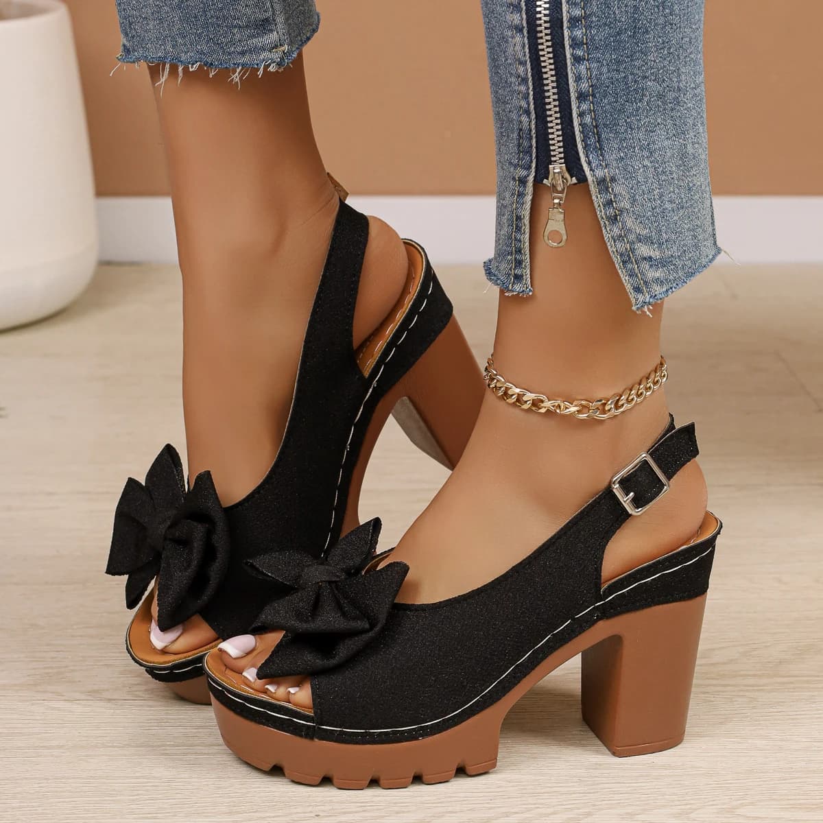 Sandali con tacco alto e fiocco alla moda 2026, nuove scarpe estive casual da donna con tacco spesso in pelle PU, stile romano con punta a bocca di pesce