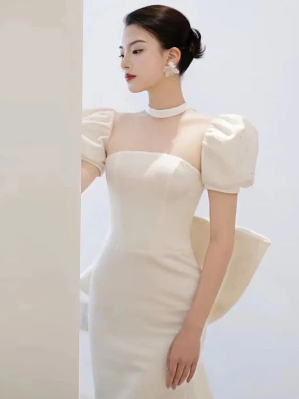 Abito da sposa elegante bianco a coda di pesce per invitati, da indossare all'aperto, con vita alta e gonna corta in tessuto con ricami floreali