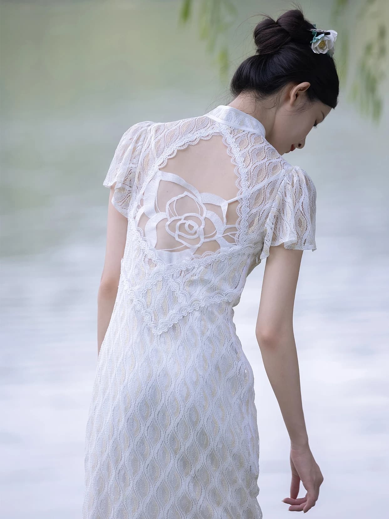 Solong Moon New Style Long Lace Qipao Dress with Gold Weaving Slim Fit Backless Design Lotus Leaf Sleeve White Color for Girls