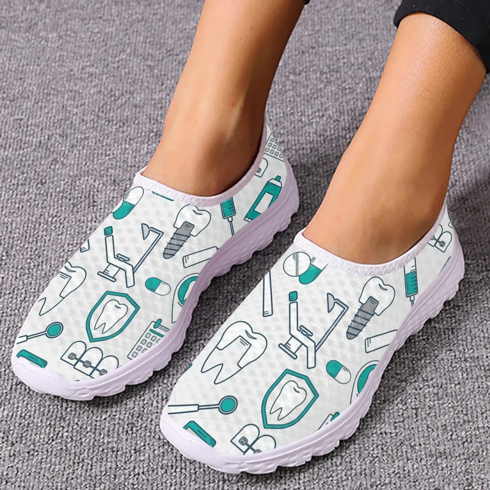Scarpe da dentista da donna, ballerine con stampa cartone animato, sneakers traspiranti in rete, comode per infermiere dentistiche, mocassini estivi per ragazze e signore