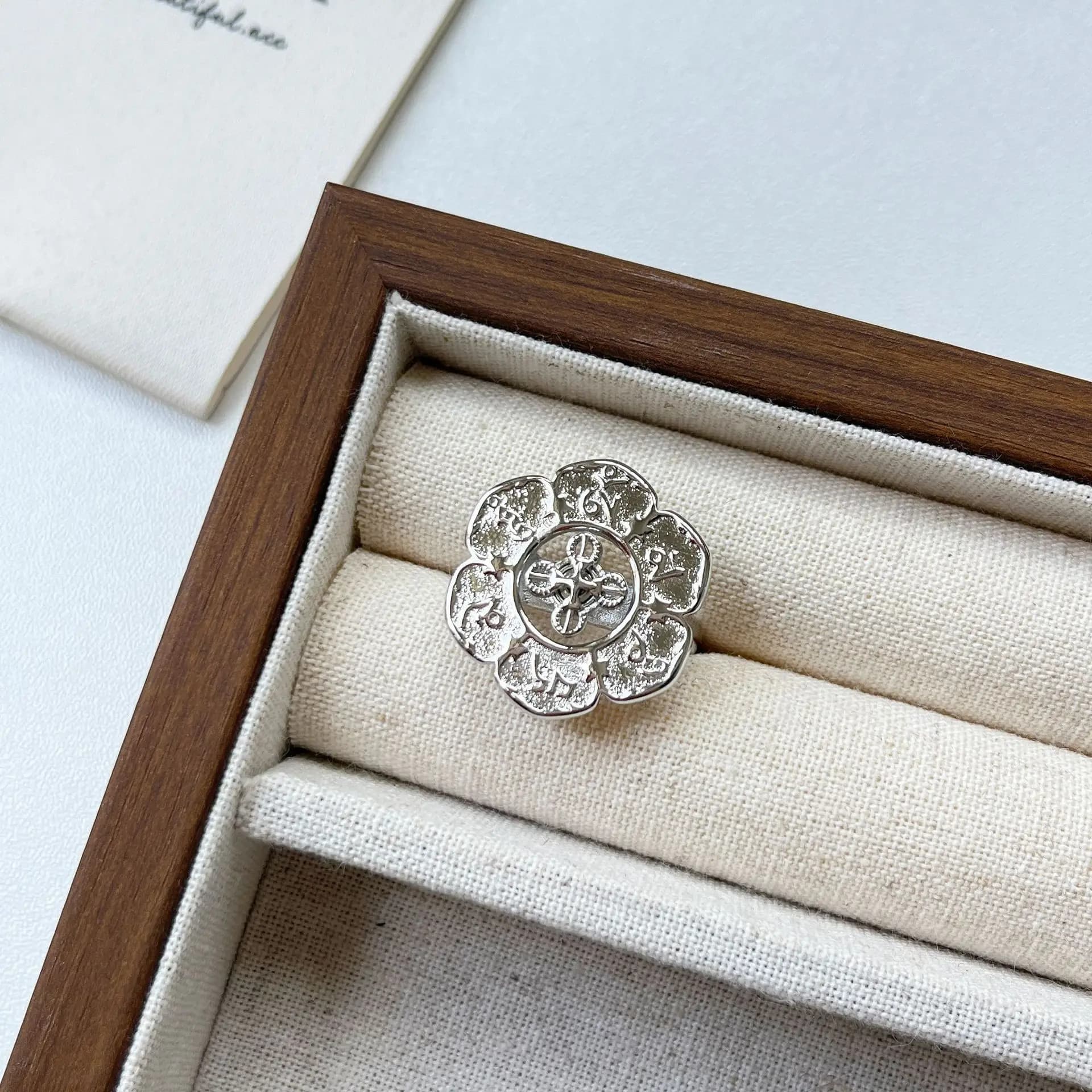 Open ring with Korean niche design, versatile female ring, high-end, lightweight and luxurious.