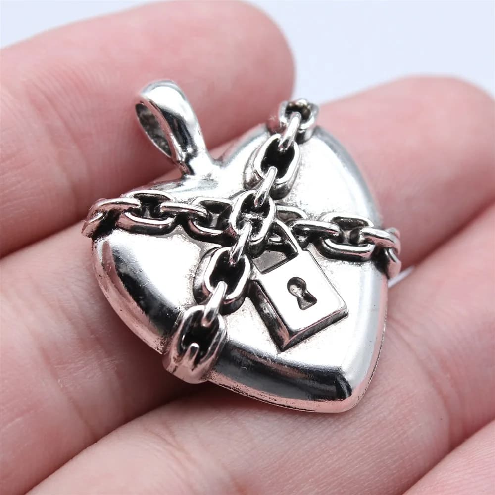 WYSIWYG 5 pz 26x33mm Argento Antico Colore Gotico Catena di Blocco Cuore Pendenti E Ciondoli Ciondolo Per Creazione di Gioielli FAI DA TE