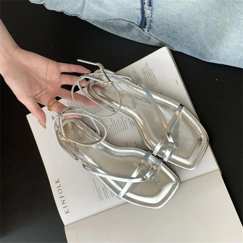 2026 Summer Beach Vacation Women's Sandals Fashionable Thong Strappy Flat Sandals Comfortable Outdoor Shopping Sandals Selling