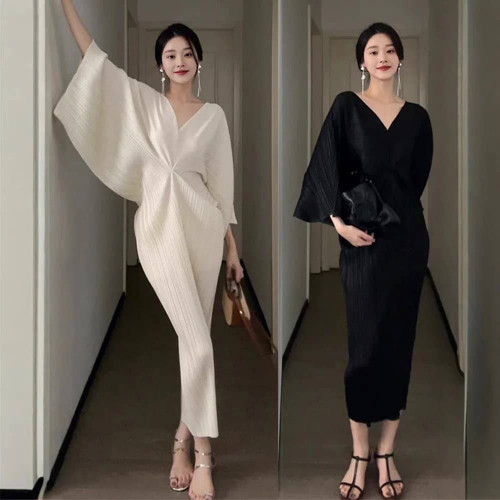 Miyake Abito francese con scollo a V pieghettato 2025 Tinta unita Nuovo pipistrello Manica a tre quarti Stile temperamento Kimono Gonna lunga che abbraccia l'anca