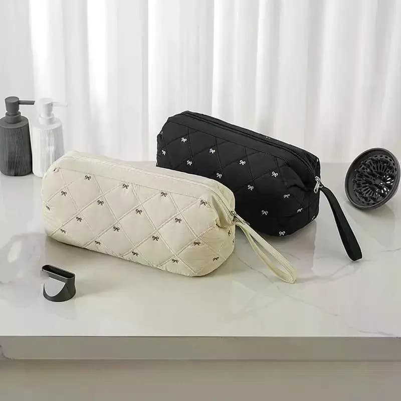 Borsa portaoggetti per asciugacapelli da donna per viaggi Borse cosmetiche con cerniera impermeabile per strumenti per capelli trapuntati con ricamo a fiocco carino