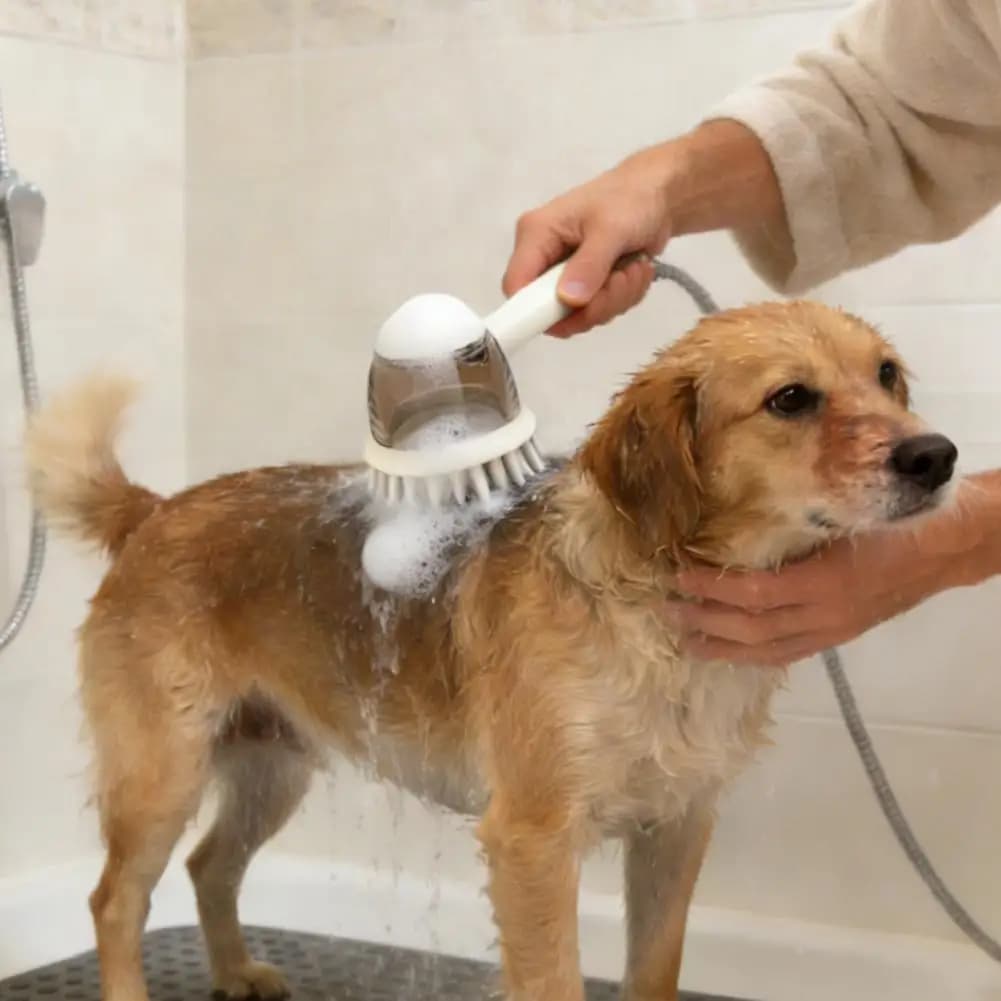 Spazzola per toelettatura animali con setole in silicone 2-in-1 per cani e gatti, spazzola shampoo con dispenser sapone integrato, scrubber massaggiante per la toelettatura degli animali domestici