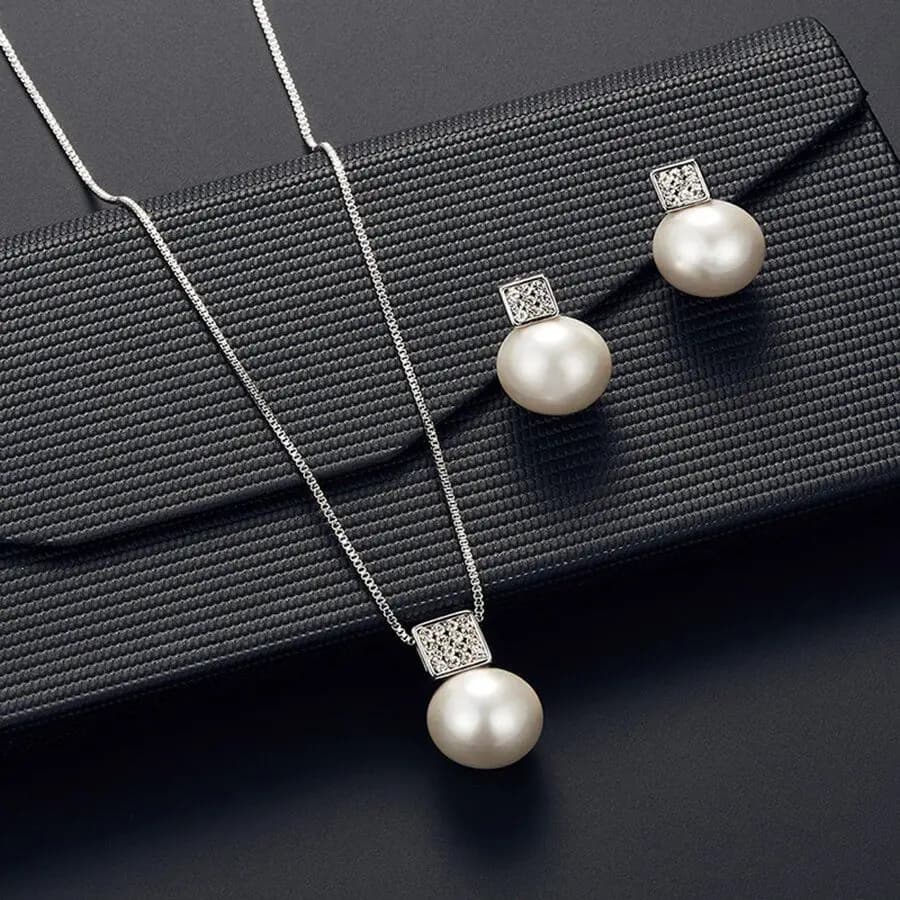 Set di Gioielli da Donna con 2 Pezzi: Collana con Ciondolo in Perle Finte e Orecchini a Perno, Catena a Serpente Color Argento, Gioielli in Metallo Quadrato con Cristalli